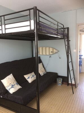 1 habitación y tabla de planchar con plancha 