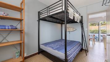 1 dormitorio y tabla de planchar con plancha
