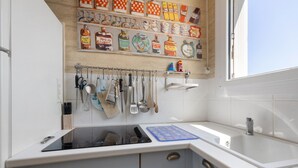 Cafetera y tetera, refrigerador, microondas y horno 