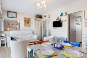 Dining - 'Terrasse du 7' Apartment with Sea View and Private Terrace (Notre-Dame-de-Monts)