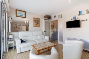 Living area - 'Terrasse du 7' Apartment with Sea View and Private Terrace (Notre-Dame-de-Monts)