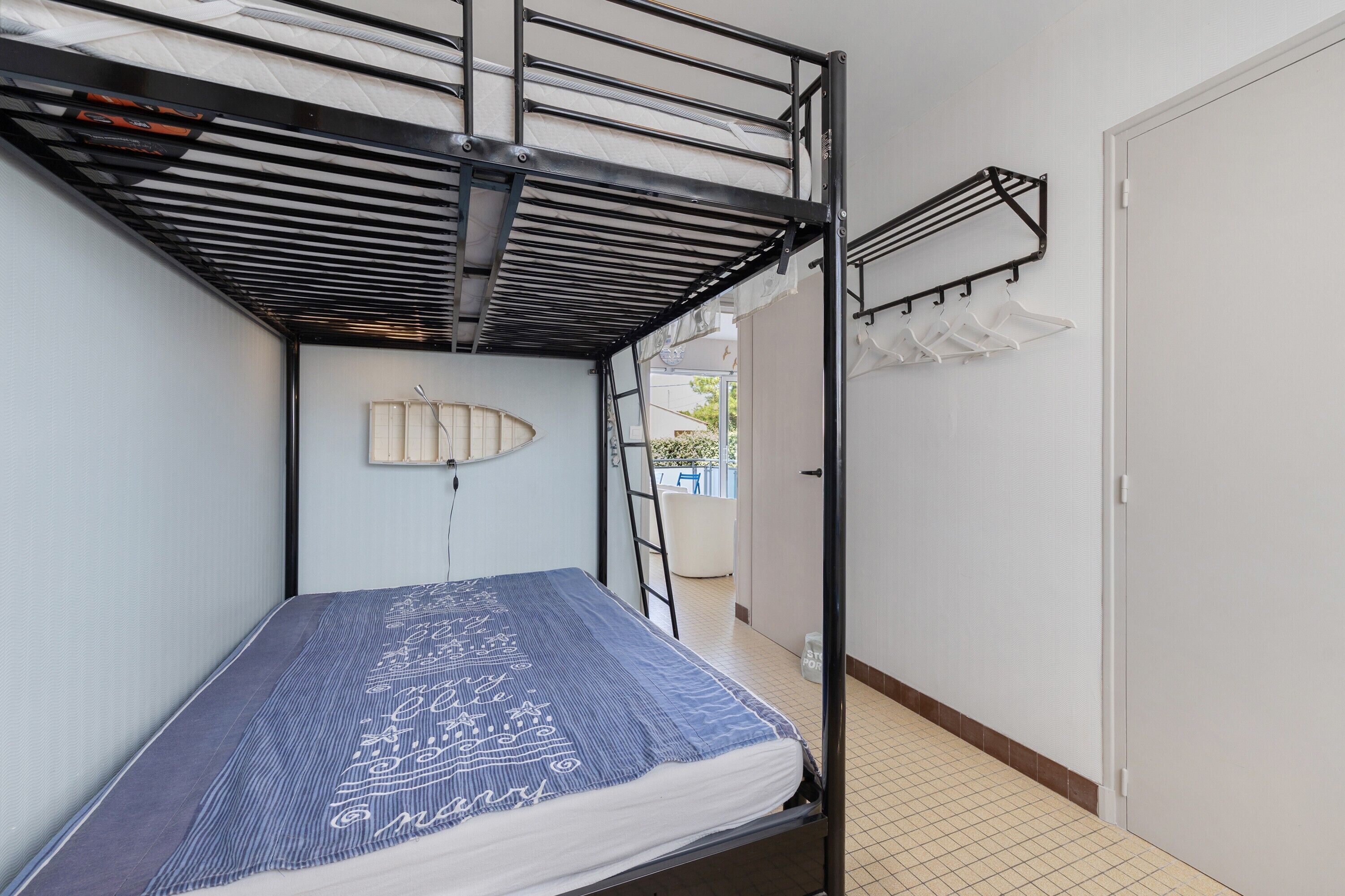 1 quarto, ferros/tábuas de passar roupa