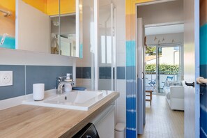 A modern bathroom with a wooden countertop, a sink, and a mirror. - 'Terrasse du 7' Apartment with Sea View and Private Terrace (Notre-Dame-de-Monts)