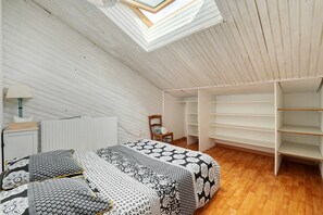 5 bedrooms, iron/ironing board, WiFi, bed sheets - Vacation at Cali's: 30 Minutes from Puy du Fou, Private Garden & Terraces, Wi-Fi (La Seguignere)