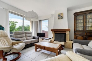 TV, ping pong - Vacation at Cali's: 30 Minutes from Puy du Fou, Private Garden & Terraces, Wi-Fi (La Seguignere)