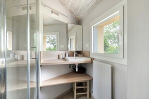 Douche, sèche-cheveux, serviettes fournies