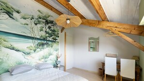 Una camera da letto con un letto, una scrivania e una sedia.