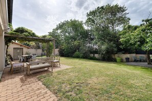 Outdoor dining - Vacation at Cali's: 30 Minutes from Puy du Fou, Private Garden & Terraces, Wi-Fi (La Seguignere)