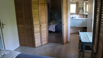 5 habitaciones, tabla de planchar con plancha, wifi y ropa de cama