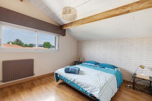 5 bedrooms, iron/ironing board, WiFi, bed sheets - Vacation at Cali's: 30 Minutes from Puy du Fou, Private Garden & Terraces, Wi-Fi (La Seguignere)