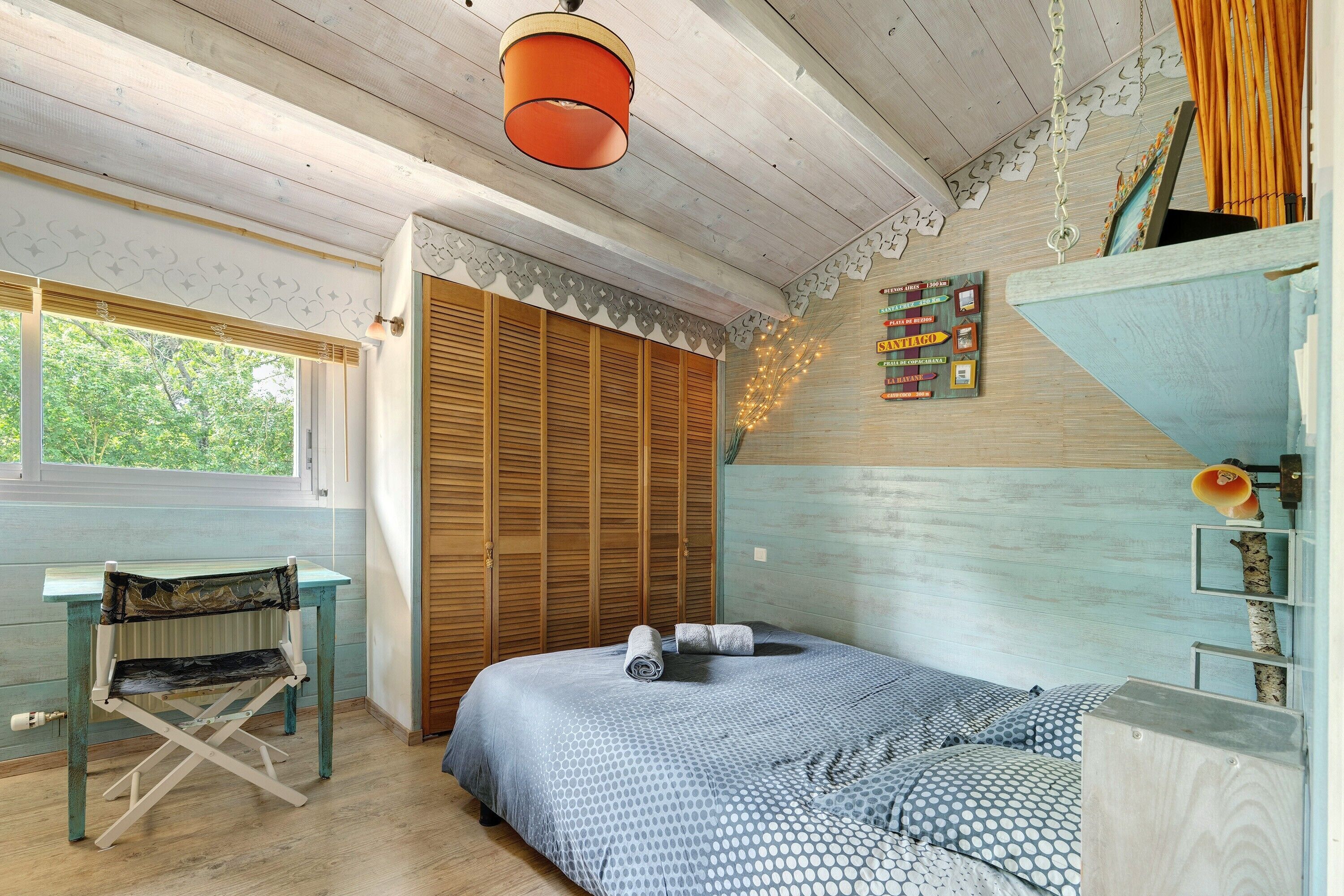 5 bedrooms, iron/ironing board, WiFi, bed sheets