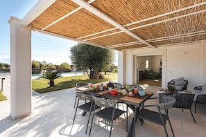 Outdoor dining - Sea-view villa with private pool and Mediterranean garden in Monopoli (Monopoli)