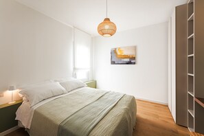 4 chambres, bureau, fer et planche à repasser, lit parapluie
