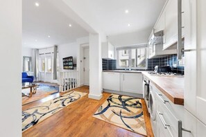 Fridge, microwave, oven, stovetop - Modern Spacious 2 Bedroom House in Central London (Kensington )