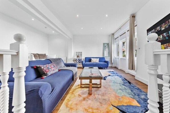 Smart TV - Modern Spacious 2 Bedroom House in Central London (Kensington )