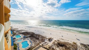 Um hotel à beira-mar com área de piscina, acesso direto à praia e vista para o oceano.
