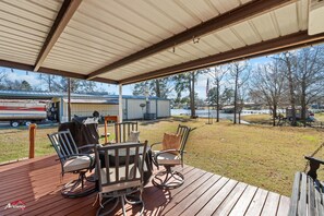 Outdoor dining - Murvaul Retreat (Carthage)
