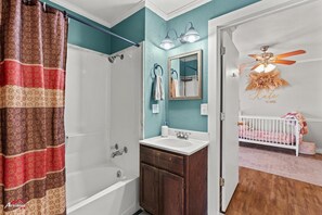 Shower, towels, soap, toilet paper - Murvaul Retreat (Carthage)