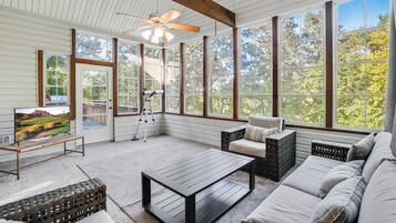 Smart TV, fireplace, DVD player, table tennis