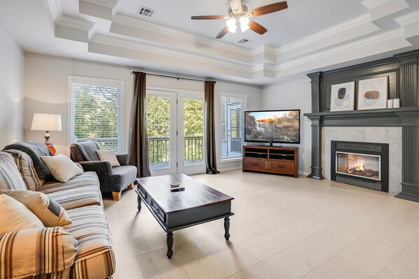 Älytelevisio, takka, DVD-soitin, pöytätennispöytä