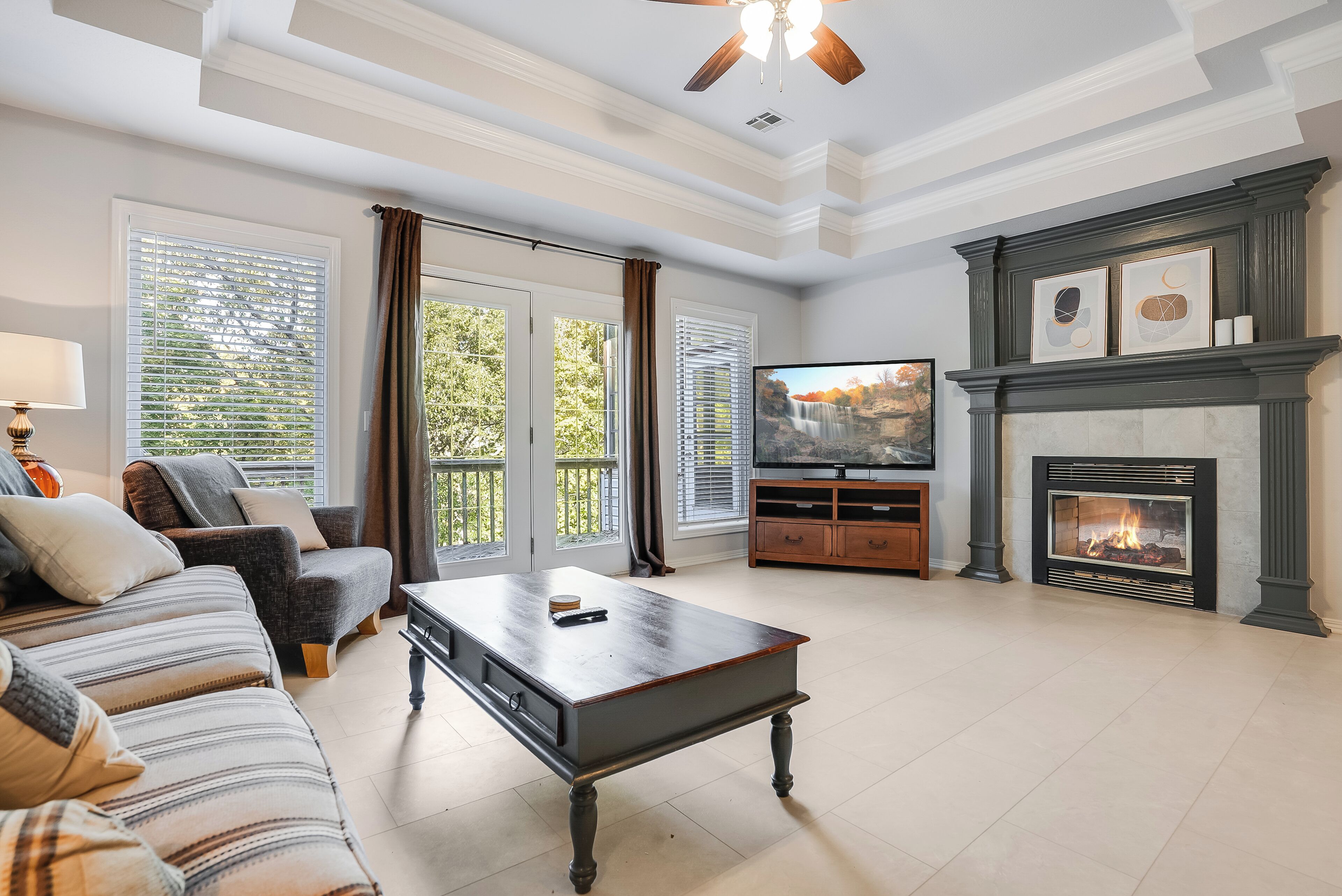 Smart TV, chimenea, reproductor de DVD y tenis de mesa 