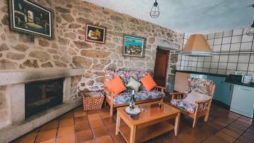 Een televisie en een open haard