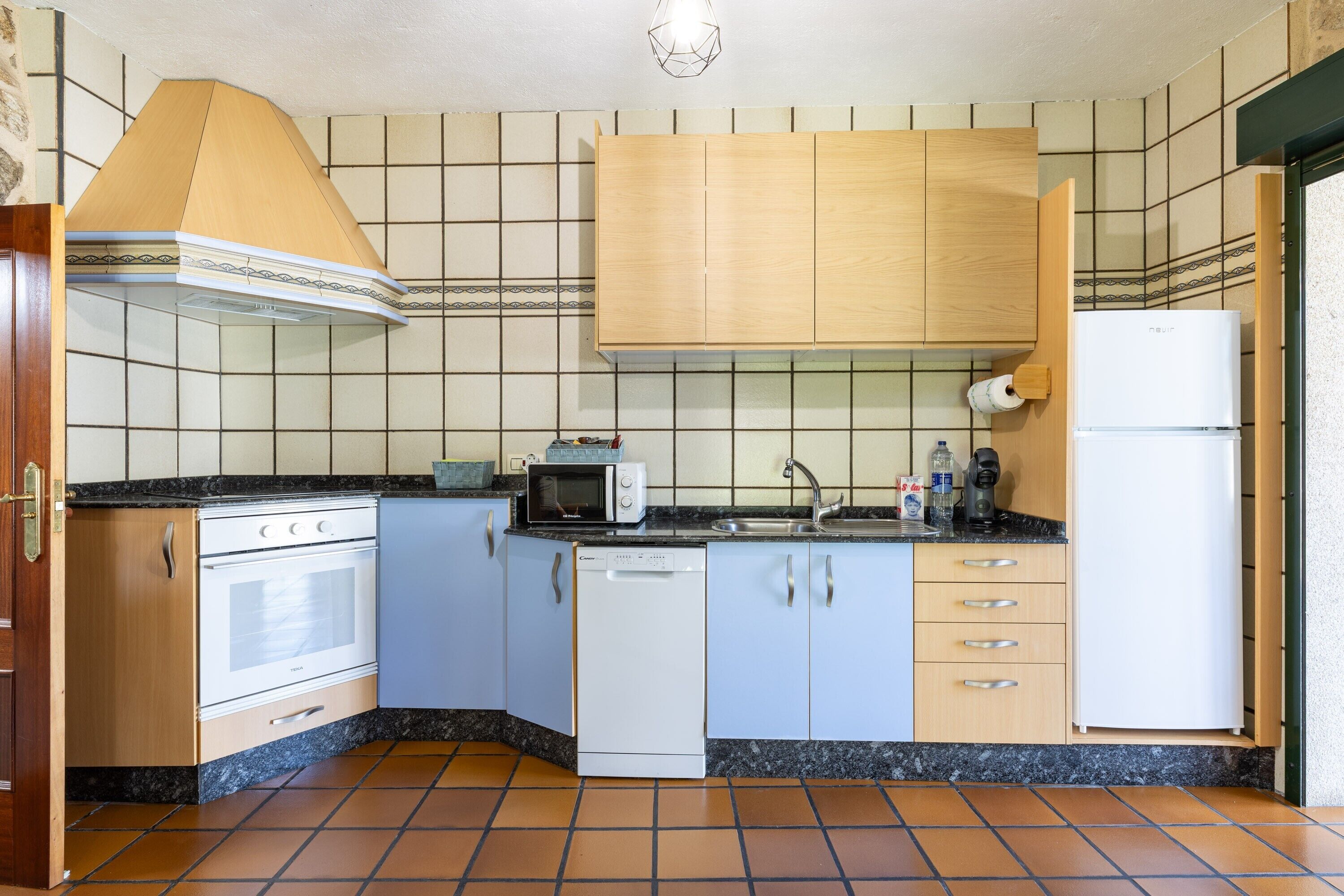 Frigorífico, microondas, horno y placa de cocina