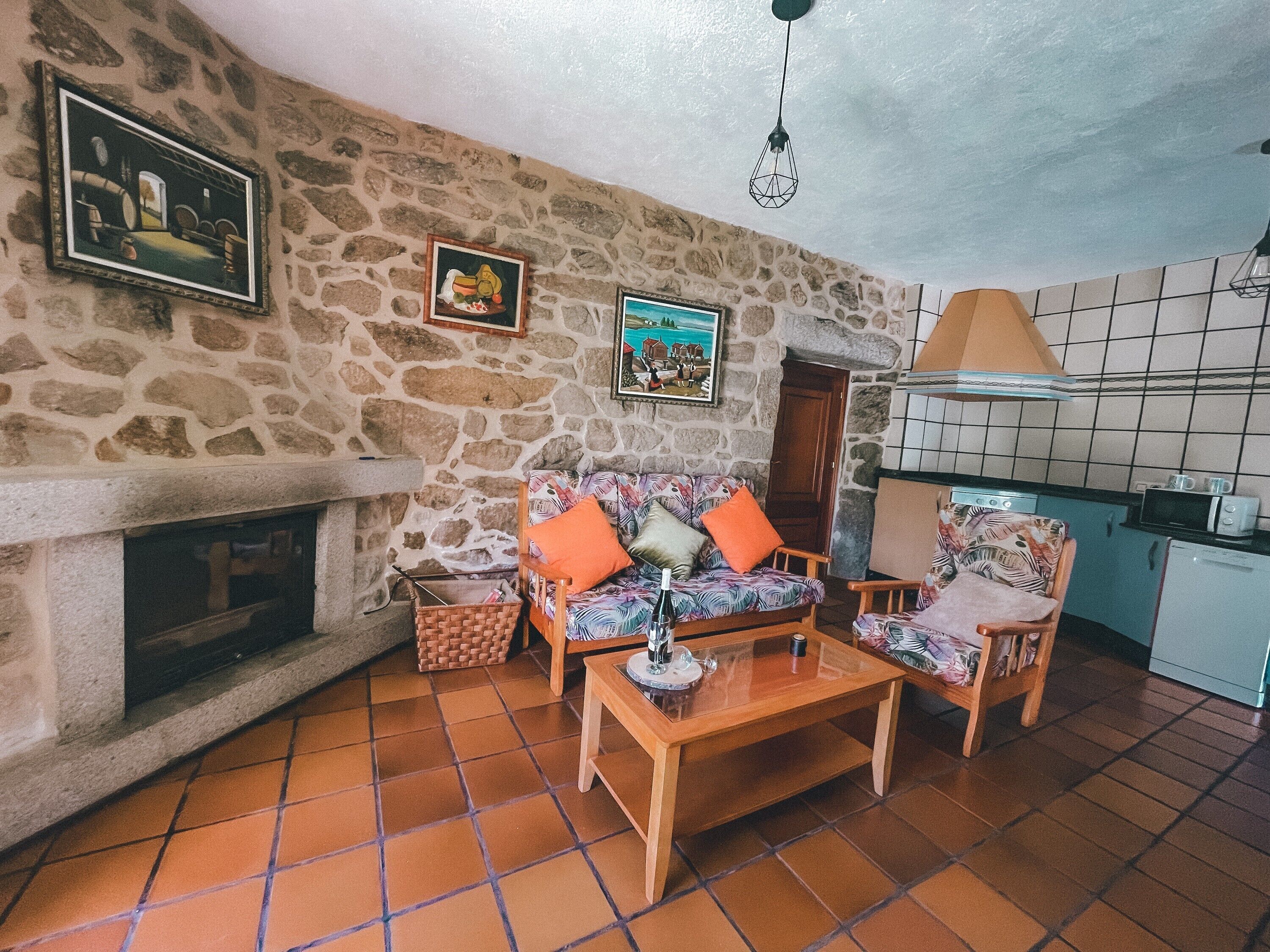 Una televisión, una chimenea