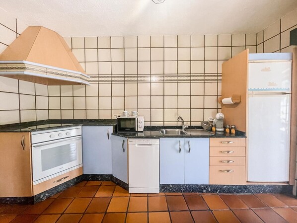 Køleskab, mikrobølgeovn, ovn, kogeplade