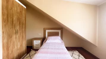 3 bedrooms, iron/ironing board, WiFi, bed sheets