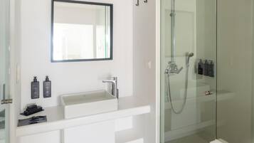 Camera doppia | Bagno | Doccia, asciugamani, sapone, carta igienica
