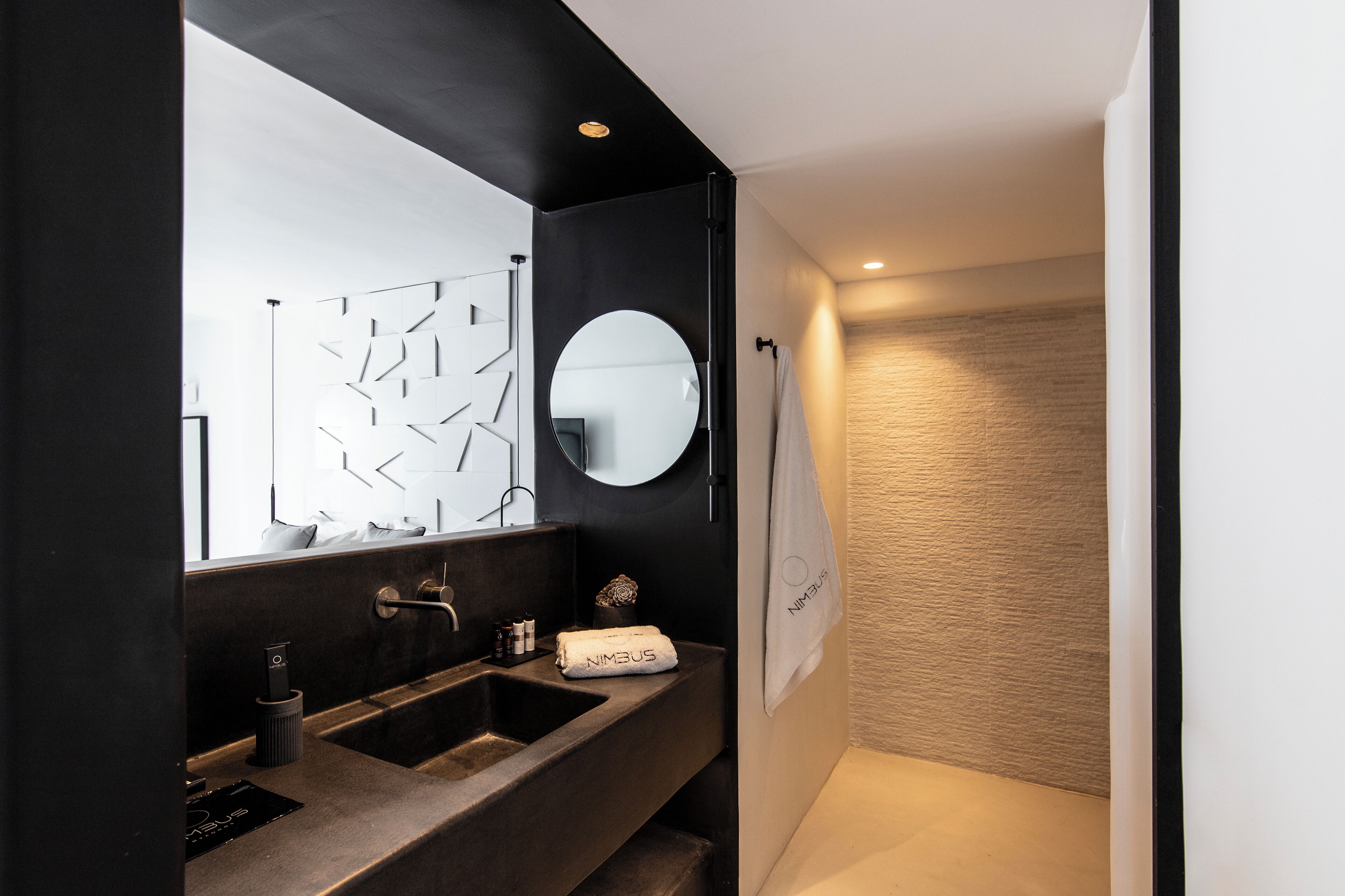 Ducha, toallas, jabón, papel higiénico