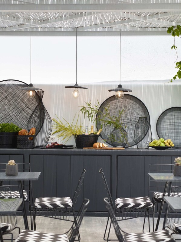 بوفيه فطور مجانًا يوميًا