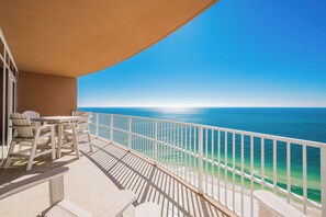 Outdoor dining - Phoenix Gulf Towers 2605 (Orange Beach)