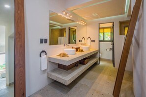 Dusche, Haartrockner, Handtücher, Shampoo