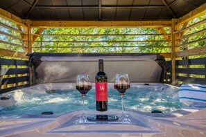 Outdoor spa tub - Title Ridge Hollow Retreat – Hot Tub, Fire Pit & Dogs | Updated Gatlinburg Cabin (Gatlinburg)