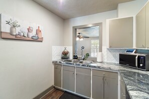 Microondas, horno, parrilla de estufa y lavavajillas 