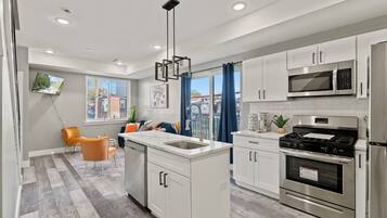 Geladeira, micro-ondas, fogão, cooktop