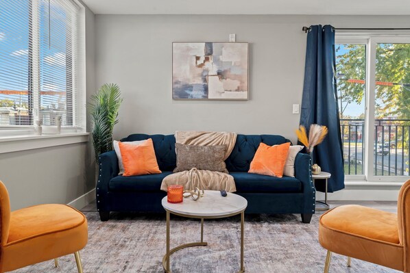 Smart TV - The Modern Muse – Perfect Blend of Style, Comfort & Convenience - 5 min from Zoo (Philadelphia)