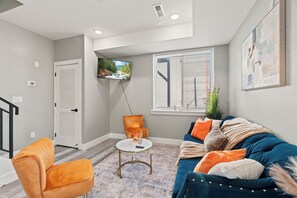 Smart TV - The Modern Muse – Perfect Blend of Style, Comfort & Convenience - 5 min from Zoo (Philadelphia)