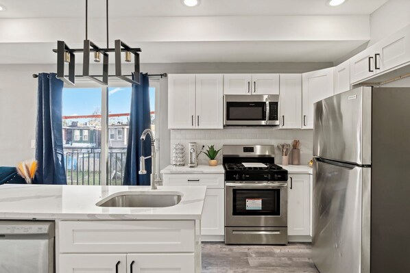 Réfrigérateur, four à micro-ondes, un four, surface de cuisson