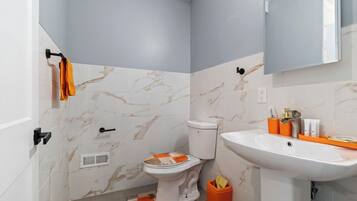 Regadera, toallas, jabón, shampoo