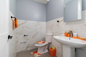 Shower, towels, soap, shampoo - The Modern Muse – Perfect Blend of Style, Comfort & Convenience - 5 min from Zoo (Philadelphia)