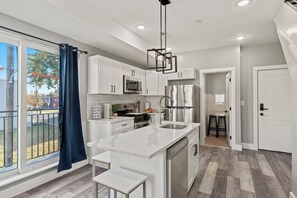 Fridge, microwave, oven, stovetop - The Modern Muse – Perfect Blend of Style, Comfort & Convenience - 5 min from Zoo (Philadelphia)