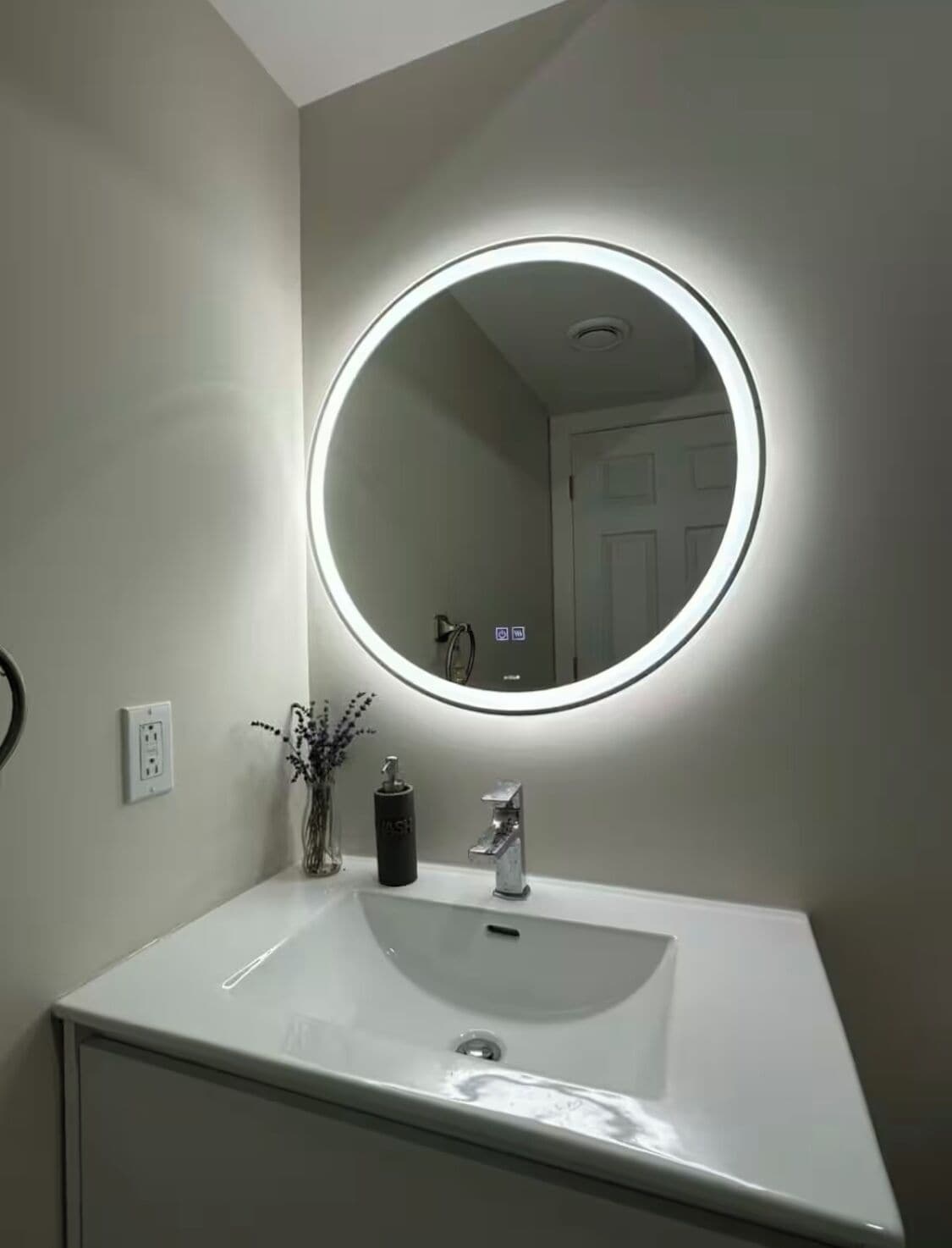 Een douche, een haardroger, handdoeken, zeep