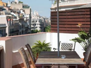 Outdoor dining - Bright and Comfortable Apartment for Families and Groups (Barcelona)
