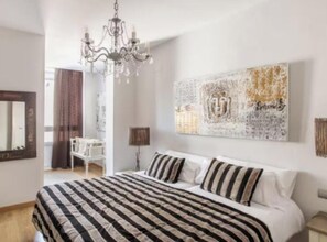 3 bedrooms, desk, iron/ironing board, free WiFi - Bright and Comfortable Apartment for Families and Groups (Barcelona)