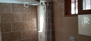 Dobbeltrom – basic | Bad | Dusj, håndklær, såpe og toalettpapir