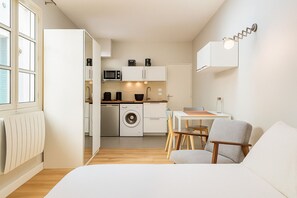 A compact, modern apartment with a kitchenette, a dining area, and a living space. - SmartStay Studio - Jean-Macé (Lyon)