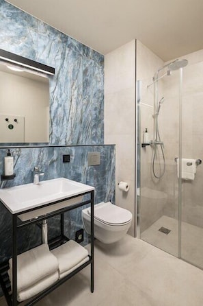 Standard Twin Room | Bathroom | Shower, hair dryer, towels, soap - B&B HOTEL Wrocław Old Town (Wrocław)